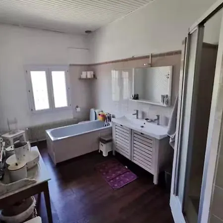Holiday home Grande Maison En Pierre Avec Terrasse Fleurie Lestiac-Sur-Garonne