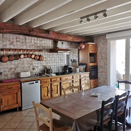 Grande Maison En Pierre Avec Terrasse Fleurie