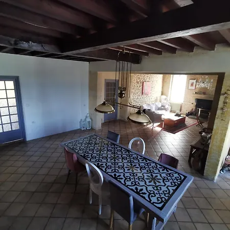 Grande Maison En Pierre Avec Terrasse Fleurie Holiday home Lestiac-Sur-Garonne